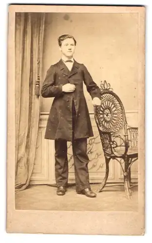 Fotografie F. Heinicke, Templin, Portrait junger Herr in eleganter Kleidung