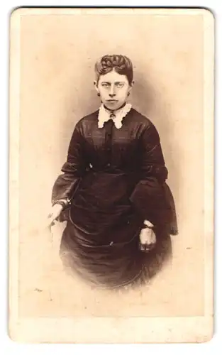 Fotografie Gebrüder Griessbach, Meissen, Schlossberg 94, Portrait junge Dame im Kleid