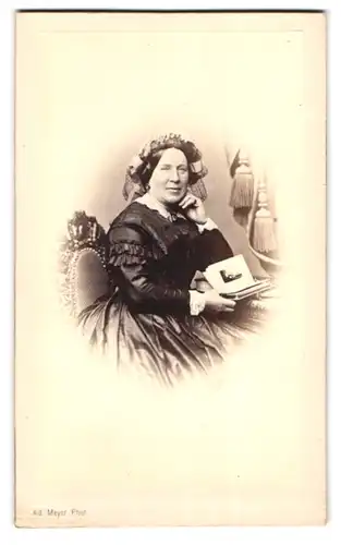 Fotografie Adolph Meyer, Hamburg, Neuerwall 30, Portrait bürgerliche Dame mit Album in der Hand