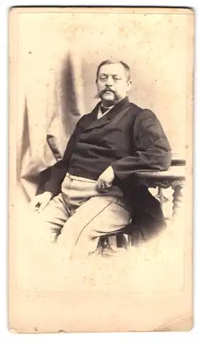 Fotografie E. v. Beguelin, Frankfurt a. O., Portrait beleibter Herr in modischer Kleidung