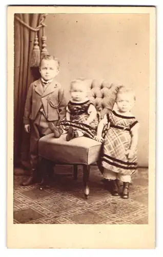 Fotografie Emil Werner, Berlin, Wall-Strasse 24, Portrait kleiner Junge & zwei Mädchen in modischer Kleidung