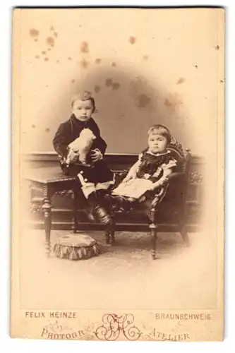 Fotografie Felix Heinze, Braunschweig, Bohlweg 69, Portrait hübsch gekleidetes Kinderpaar mit Spieltier