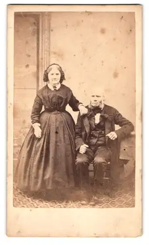 Fotografie F. Cooke, Tonbridge, Portrait älteres Paar in zeitgenössischer Kleidung