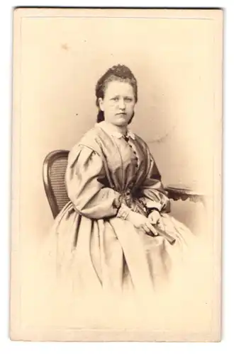 Fotografie F. Wolfram, Dresden, Kl. Oberseergasse 1, Portrait junge Dame im Kleid