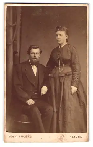Fotografie Gebrüder Ehlers, Hamburg-Altona, Königstrasse 220, Portrait junges Paar in modischer Kleidung