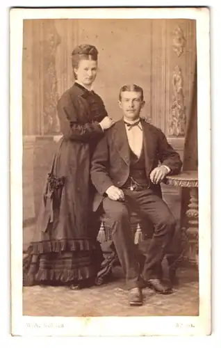 Fotografie Wilhelm Köhnen, Hamburg-Altona, Reichen-Strasse 14, Portrait junges Paar in hübscher Kleidung