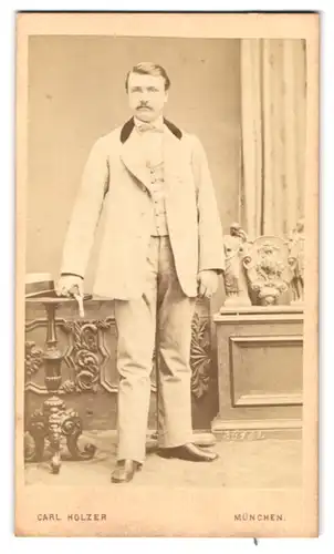 Fotografie Carl Holzer, München, Schwanthalerstrasse 4, Portrait junger Herr im Anzug mit Fliege