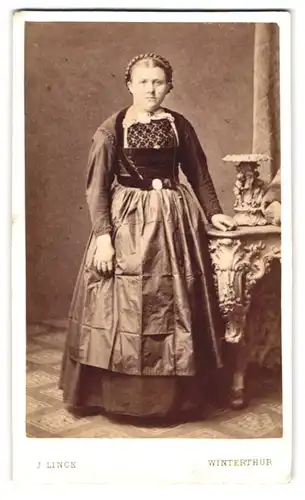 Fotografie J. Linck, Winterthur, Portrait junge Dame im hübschen Kleid