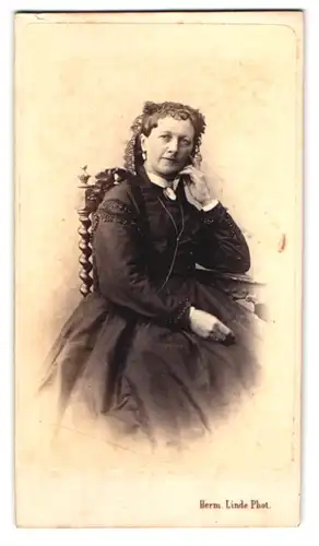 Fotografie Herm. Linde, Lübeck, Johannisstrasse 31, Portrait bürgerliche Dame im Kleid mit Kragenbrosche