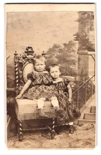 Fotografie unbekannter Fotograf und Ort, Portrait zwei kleine Mädchen in karierten Kleidern