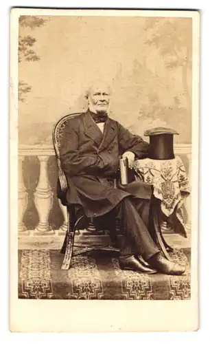 Fotografie G. Jagemann, Eisenach, Portrait älterer Herr im Mantel mit Buch