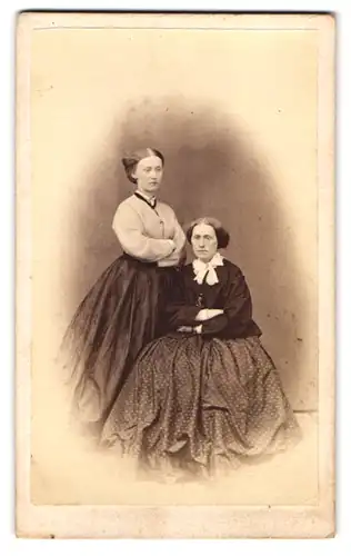Fotografie unbekannter Fotograf und Ort, Portrait ältere und jüngere Dame in zeitgenössischer Kleidung
