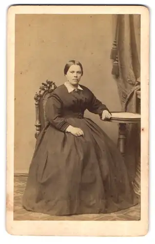 Fotografie Martin Dienstbach, Berlin, Alexandrinen-Str. 115, Portrait junge Dame im Kleid