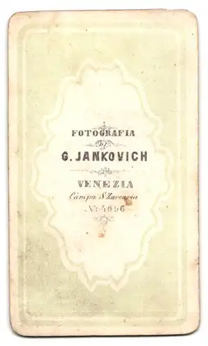 Fotografie G. Jankovich, Venezia, Campo S. Zaccaria, Junge im Anzug mit Buch