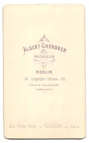 Fotografie Albert Grundner, Berlin, Leipziger-Strasse 50, Junge Frau im taillierten Kleid