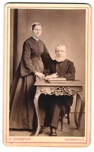 Fotografie B. Sparmeyer, Herrnhut, Berthelsdorfer Strasse 14, Älteres Paar im Sonntagsstaat