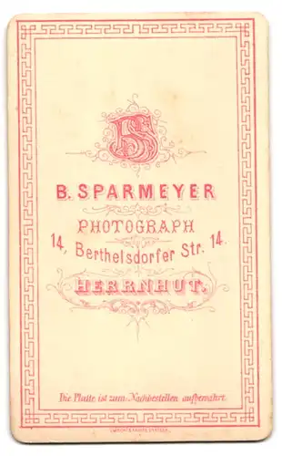 Fotografie B. Sparmeyer, Herrnhut, Berthelsdorfer Strasse 14, Älteres Paar im Sonntagsstaat