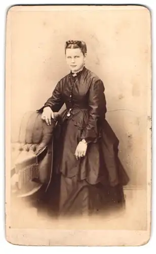 Fotografie A. Sturmhöfel, Freiberg, Fischerstrasse 47, Junge Dame im taillierten schwarzen Kleid