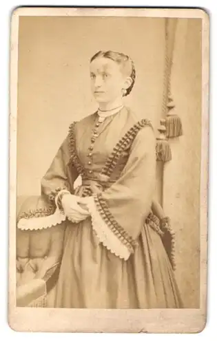 Fotografie A. Sturmhöfel, Freiberg, Fischergasse 47, Fräulein mit geflochtenem Haar im taillierten Kleid