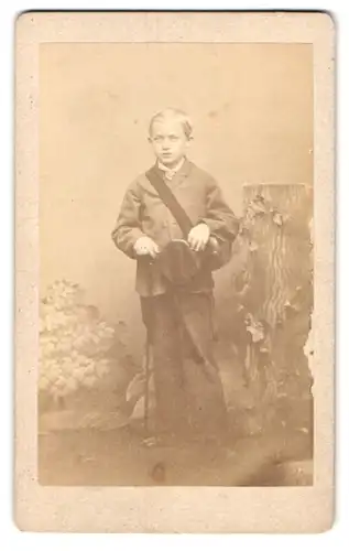 Fotografie L. Bruno Blücher, Altenburg, Markt 241, Bub im Anzug mit Hut und Stock