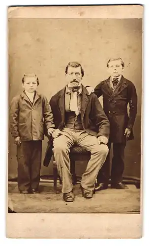 Fotografie unbekannter Fotograf und Ort, Vater mit seinen Söhnen im feinen Zwirn
