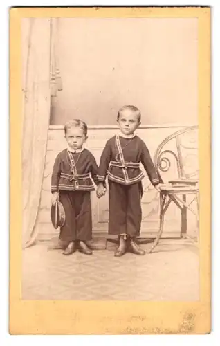 Fotografie F. Heinicke, Templin, Zwei kleine Brüder im Partnerlook