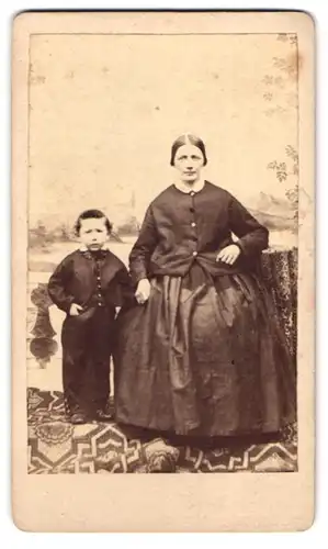 Fotografie unbekannter Fotograf und Ort, Mutter mit ihrem Sohn im Portrait