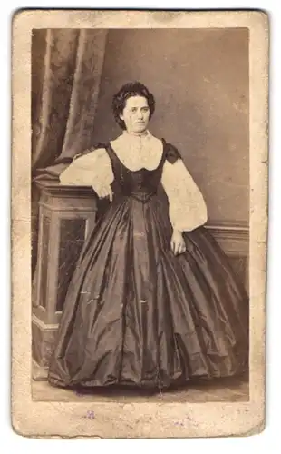 Fotografie unbekannter Fotograf und Ort, Junge Frau im taillierten Kleid mit Puffärmeln