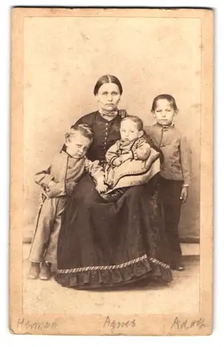 Fotografie unbekannter Fotograf und Ort, Hermann, Agnes und Adolf mit ihrer Mutter