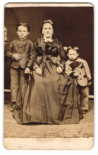 Fotografie unbekannter Fotograf und Ort, Grossmutter mit ihren Enklen im Portrait