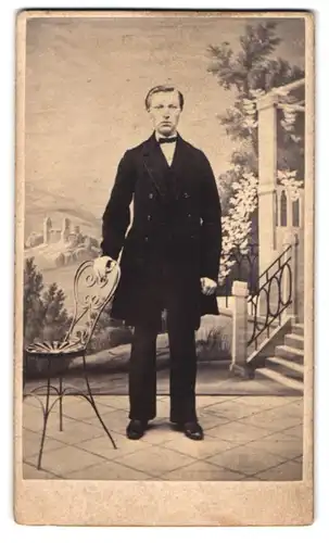 Fotografie unbekannter Fotograf und Ort, Junger Herr mit Fliege im Sonntagsstaat