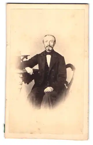 Fotografie C. Breuer, Solingen, Kasernenstrasse 565, Herr mittleren Alters im Sonntagsstaat