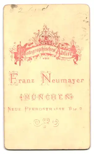 Fotografie Franz Neumayer, München, Neue Pferdestrasse 2, Bub im feinen Zwirn mit Hut