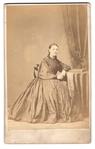 Fotografie Daniel Jones, Liverpool, 66 Bold Street, Junges Fräulein im taillierten Kleid