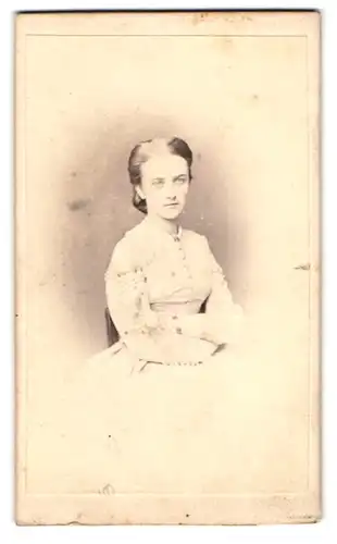 Fotografie E. Voelkel, Neisse, Hübsche Frau im weissen Kleid