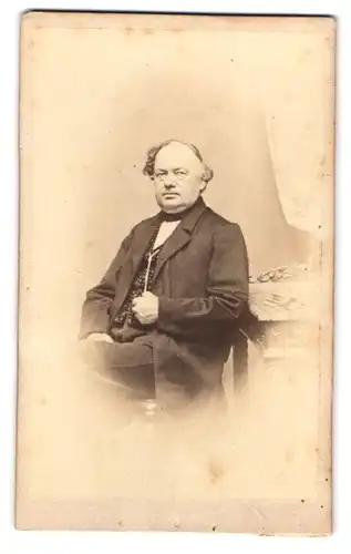 Fotografie Bruno Blücher, Altenburg, Markt 241, Älterer Mann im Gehrock und kaschierter Glatze