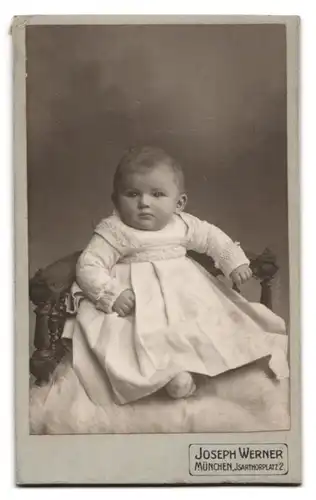 Fotografie Joseph Werner, München, Ansicht München, Geschäftshaus am Isartorplatz 2, Rückseitig Baby-Portrait