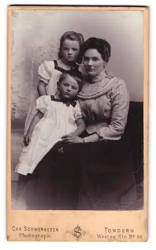 Fotografie Chr. Schwennesen, Tondern, Westerstr. 96, Mutter mit ihren Töchtern, Mutterglück
