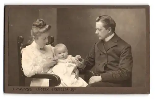 Fotografie J. Maas, Lübeck, Breitestr. 37, Eltern mit Baby im Taufkleid