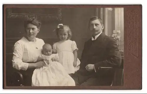 Fotografie Georg Scholz, Wandsbek, Hamburgerstr. 17-18, Elternpaar mit Tochter & Baby im Taufkleid