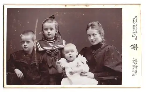 Fotografie M. Fröhlich, Flensburg, Norderhofenden 9, Mutter mit Kindern und Baby im Taufkleid, Mutterglück