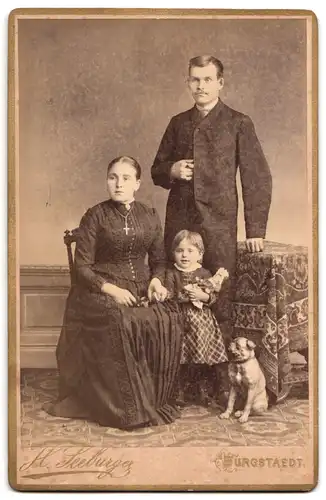 Fotografie H. Seeburger, Burgstädt, Engel nebst Putte mit Wappen & Ornamenten, Rückseitig Familien-Portrait