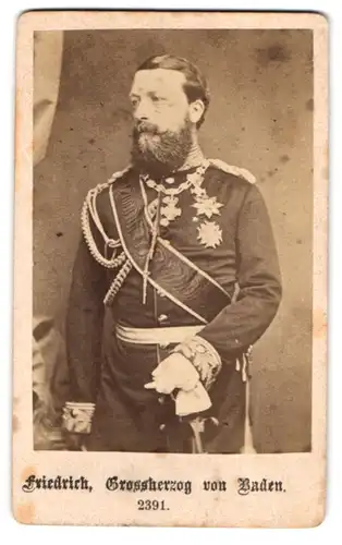 2 Fotografien Grossherzog Friedrich I. von Baden in Uniform & Grossherzogin Luise von Baden im Abendkleid