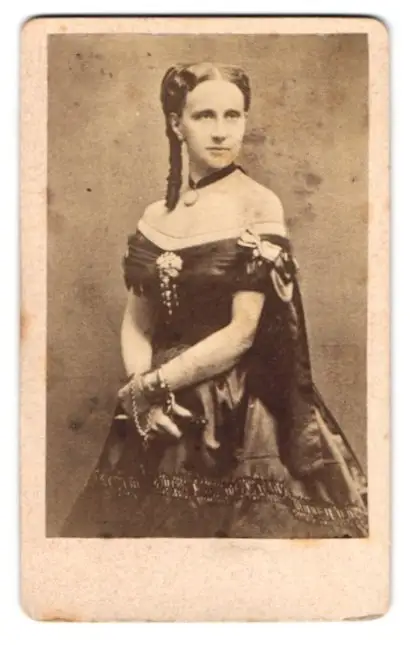 2 Fotografien Grossherzog Friedrich I. von Baden in Uniform & Grossherzogin Luise von Baden im Abendkleid 1