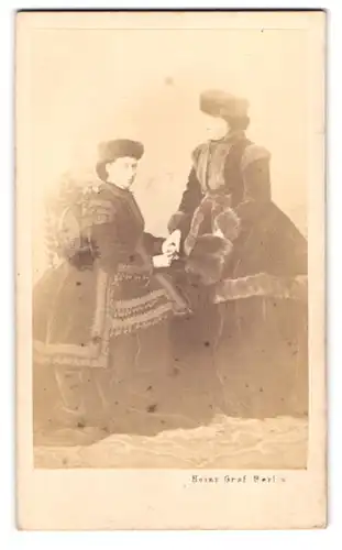 Fotografie Heinrich Graf, Berlin, Prinzessin Victoria von Preussen im weiten Kleid mit Wintermütze
