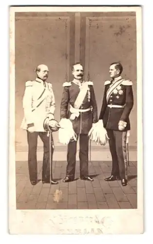 Fotografie Otto von Bismarck mit Pickelhaube nebst General von Roon & General von Moltke in Paradeuniform
