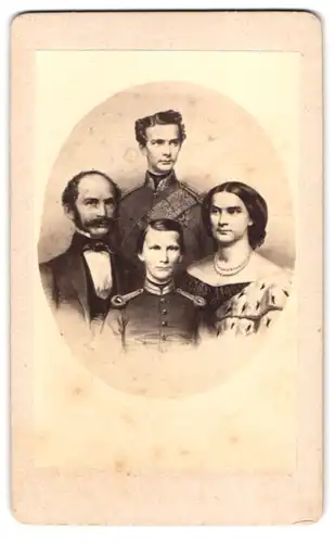 Fotografie Ludwig II. König von Bayern, Familien-Portrait mit Eltern & Bruder Otto