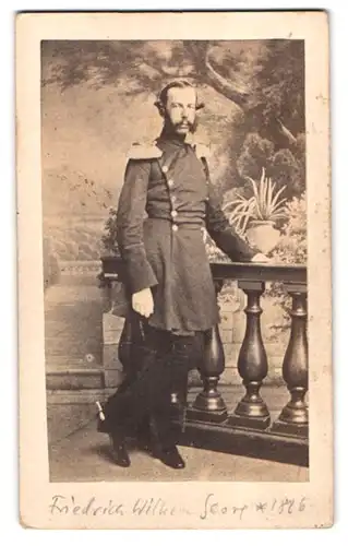 Fotografie Prinz Georg von Preussen in Uniform mit Epauletten