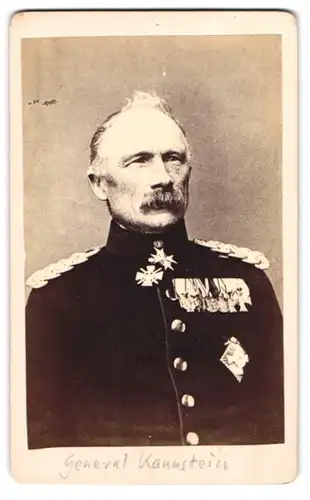 Fotografie Portrait Philipp Carl Freiherr von Canstein in Uniform mit Ordenspange