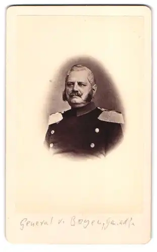 Fotografie Portrait General von Boyen in Uniform mit Epauletten